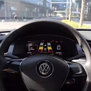 Instalado Volkswagen Passat Digital Instrument Cluster 2016 2017 que muestra 12,3 pulgadas IPS LCD tablero de instrumentos en la cabina.