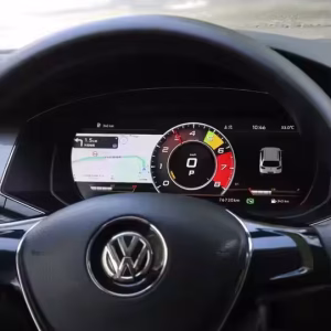 Instalado Volkswagen Passat Digital Instrument Cluster 2016 2017 que muestra 12,3 pulgadas IPS LCD tablero de instrumentos en la cabina.