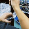 Técnico realizando pruebas en banco de un cuadro de instrumentos digital específico para un vehículo durante la revisión de garantía