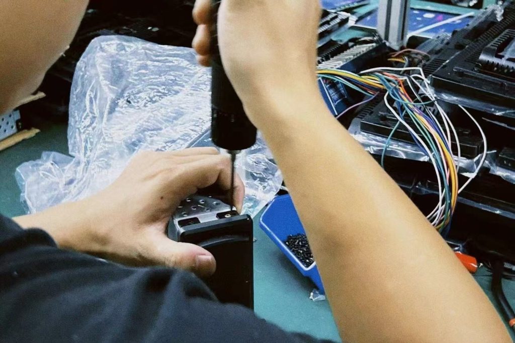 Técnico realizando pruebas en banco de un cuadro de instrumentos digital específico para un vehículo durante la revisión de garantía