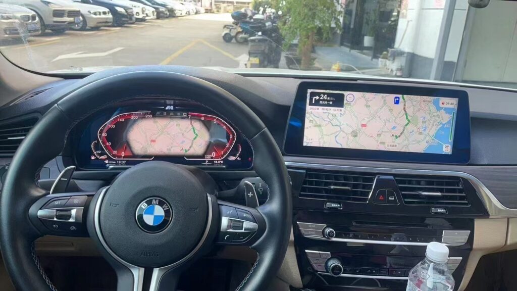 Cuadro de instrumentos digital BMW F32 instalado en la posición original del salpicadero