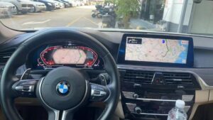 Cuadro de instrumentos digital BMW F32 instalado en la posición original del salpicadero